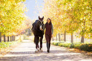 IT07190_lifestyle_rosehoodedpuffergilet_damson_002