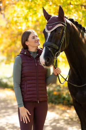 IT07190_lifestyle_rosehoodedpuffergilet_damson_003