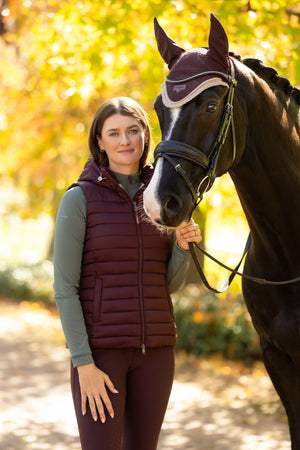 IT07190_lifestyle_rosehoodedpuffergilet_damson_004
