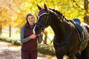 IT07190_lifestyle_rosehoodedpuffergilet_damson_005