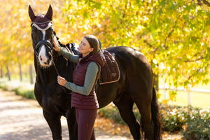 IT07190_lifestyle_rosehoodedpuffergilet_damson_006