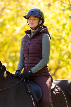 IT07190_lifestyle_rosehoodedpuffergilet_damson_007