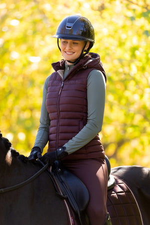 IT07190_lifestyle_rosehoodedpuffergilet_damson_008