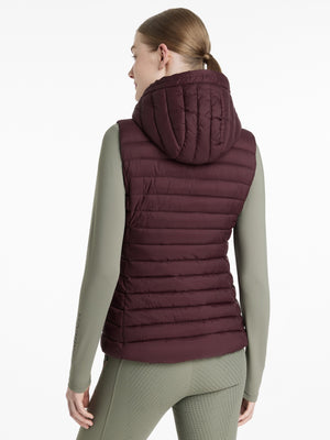 IT07190_studio_rosehoodedpuffergilet_damson_002