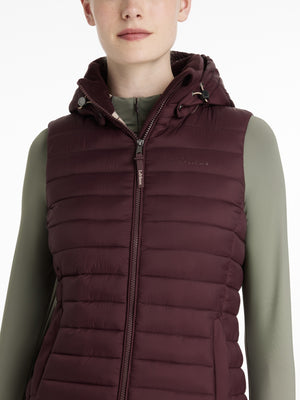 IT07190_studio_rosehoodedpuffergilet_damson_003