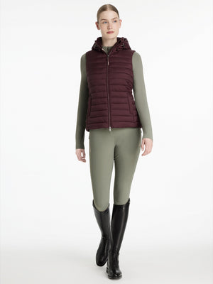 IT07190_studio_rosehoodedpuffergilet_damson_004