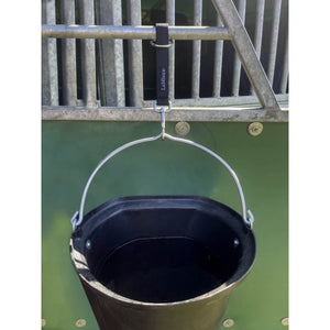 Le Mieux – Hook & Loop Strap avec un seau | Sellerie Bucéphale