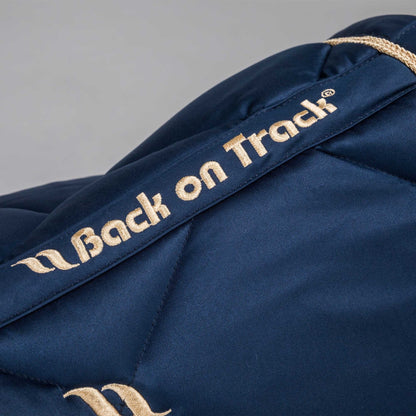 Back on Track – Tapis de Selle Dressage Night Collection Bleu noble détail dos  | Sellerie Bucéphale