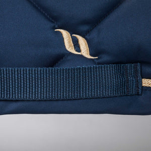 Back on Track – Tapis de Selle Dressage Night Collection Bleu noble détail passant de sangle | Sellerie Bucéphale