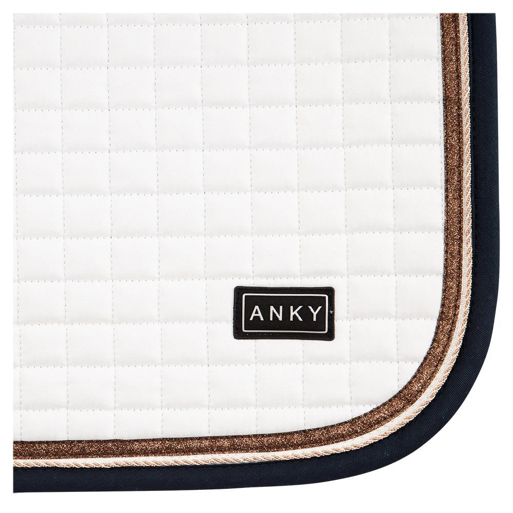 Anky – Tapis de selle ANKY® Cotton Twill Dressage Blanc détail rosegold, cuivre et galon bleu nuit  | Sellerie Bucéphale