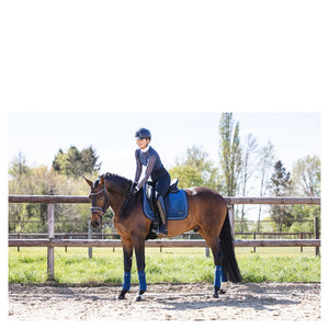 Anky – Tapis de dressage Velvet Dressage Legion Blue sur le cheval | Sellerie Bucéphale