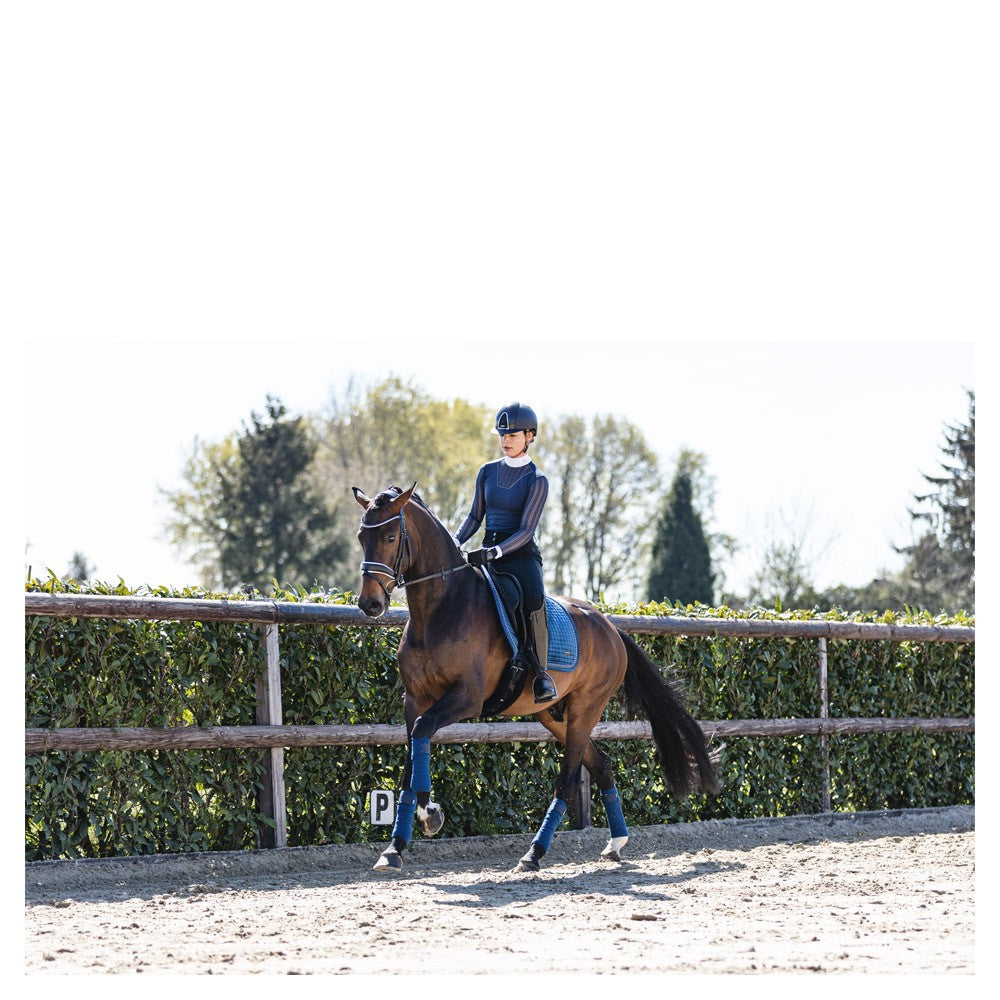 Anky – Bandes de polo Velvet Legion blue  assorties au tapis Velvet, sur le cheval au galop | Sellerie Bucéphale