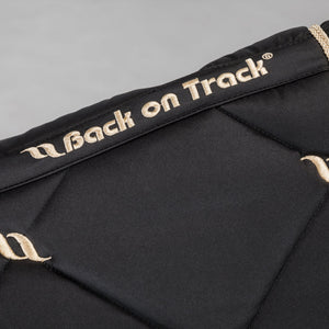 Back on Track – Tapis de Selle Dressage Night Collection Noir détail dos | Sellerie Bucéphale