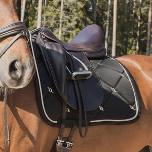 Back on Track – Tapis de Selle Dressage Night Collection Noir cheval sellé | Sellerie Bucéphale