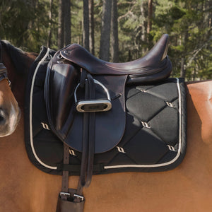 Back on Track – Tapis de Selle Dressage Night Collection Noir cheval avec selle | Sellerie Bucéphale