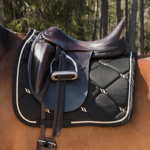 Back on Track – Tapis de Selle Dressage Night Collection Noir sous la selle | Sellerie Bucéphale