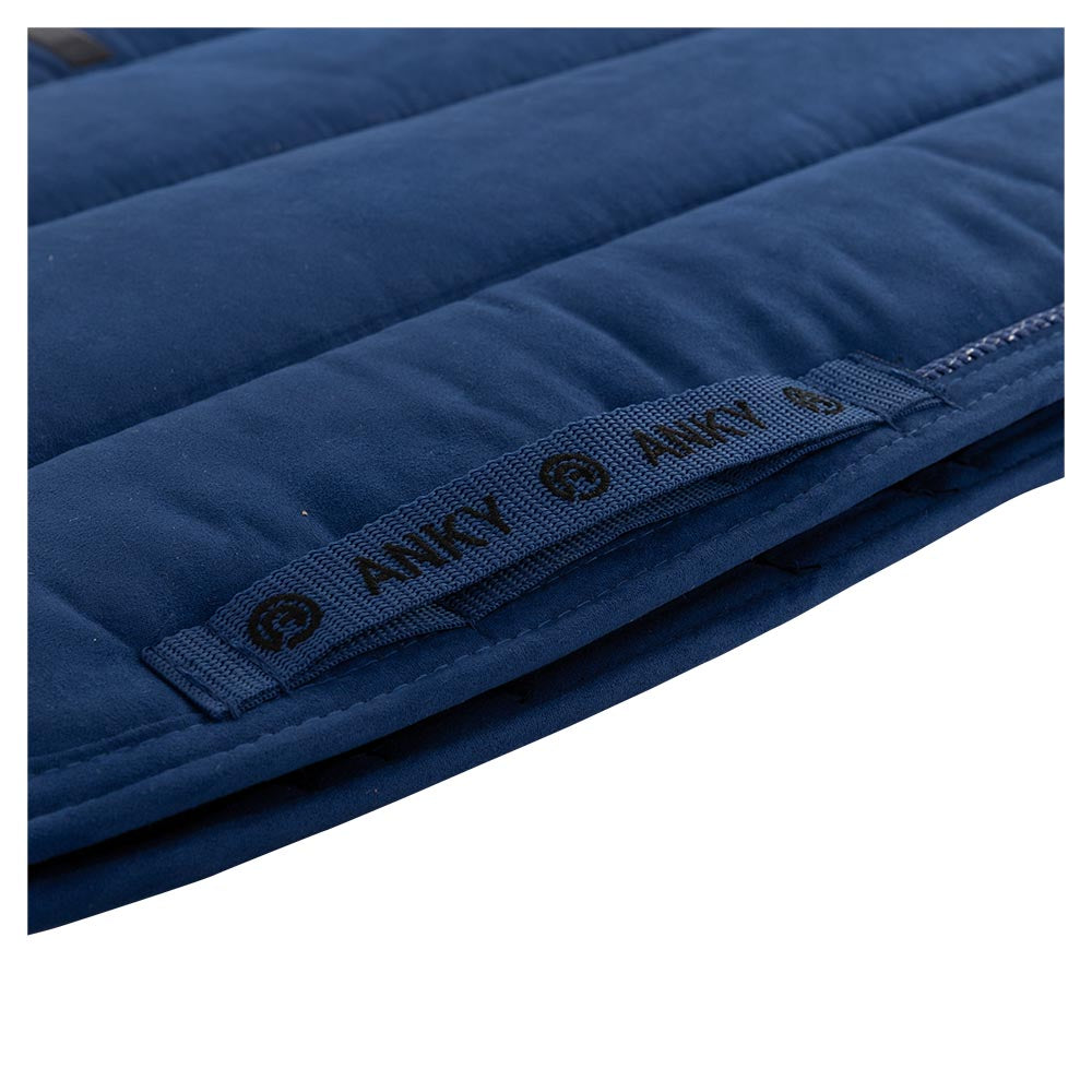 Anky – Tapis Anatomic Tech Dressage  Bleu roi Dressage détail passant de sangle  | Sellerie Bucéphale