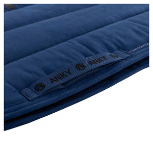Anky – Tapis Anatomic Tech Dressage  Bleu roi Dressage détail passant de sangle  | Sellerie Bucéphale