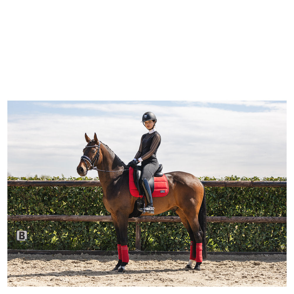 Anky – Tapis Anatomic Tech Dressage Rouge Dressage cheval monté avec selle  | Sellerie Bucéphale