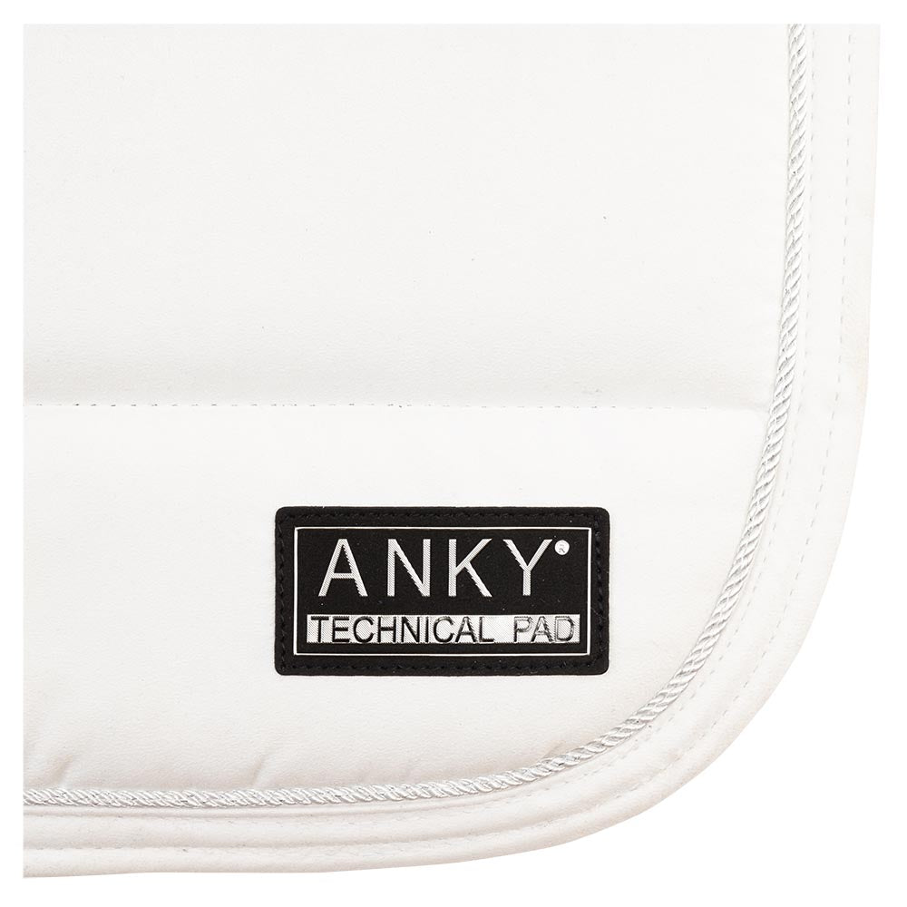 Anky – Tapis Anatomic Tech Dressage Blanc Dressage détail cordelette  | Sellerie Bucéphale
