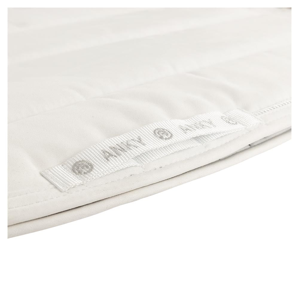Anky – Tapis Anatomic Tech Dressage Blanc Dressage détail passant sangle | Sellerie Bucéphale