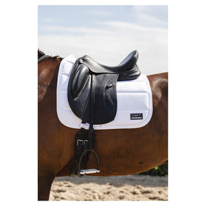 Anky – Tapis Anatomic Tech Dressage Blanc Dressage avec selle  | Sellerie Bucéphale
