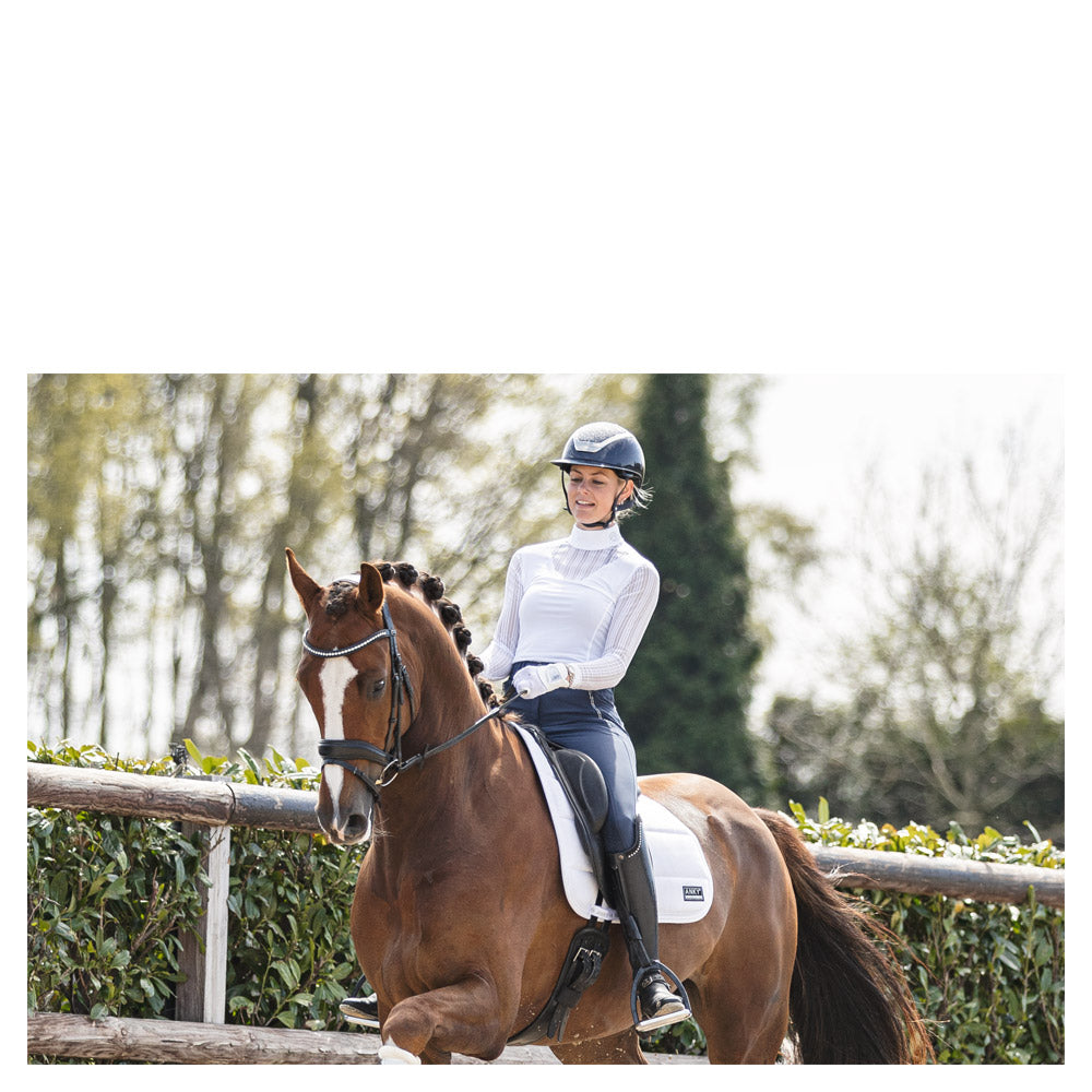 Anky – Tapis Anatomic Tech Dressage Blanc Dressage cheval monté  | Sellerie Bucéphale