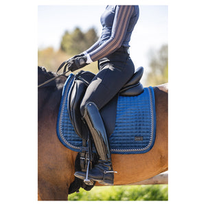 Tapis de dressage Anky Velvet Legion Blue sur le cheval  | Sellerie Bucéphale