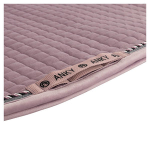 Tapis de dressage Anky Velvet Mauve Shadows détail passant | Sellerie Bucéphale