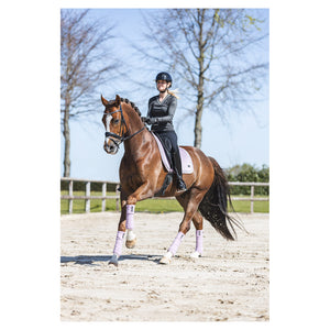 Tapis de dressage Anky Velvet Mauve Shadows sur le cheval au galop | Sellerie Bucéphale