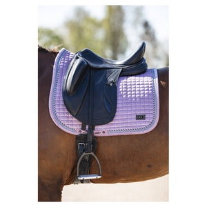 Tapis de dressage Anky Velvet Mauve Shadows avec la selle | Sellerie Bucéphale