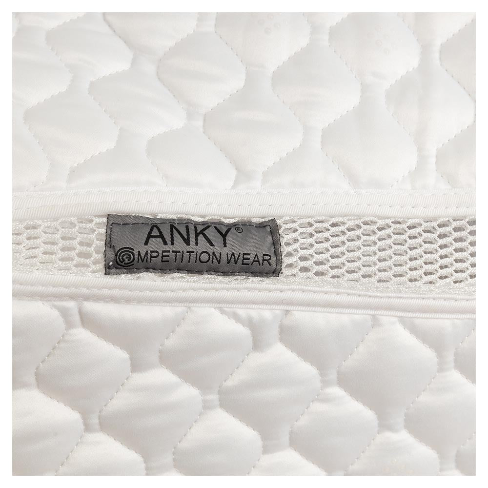 Anky – Tapis de Dressage Charm Competition Wear Cheval Blanc  | Sellerie Bucéphale