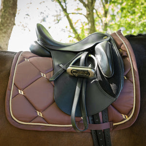Back on Track – Tapis de Selle Dressage Night Collection Café sous la selle | Sellerie Bucéphale
