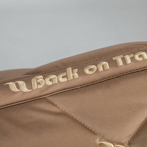 Back on Track – Tapis de Selle Dressage Night Collection Nougat détail dos | Sellerie Bucéphale
