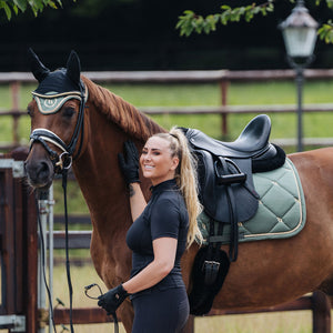 Back on Track – Tapis de Selle Dressage Night Collection Vert olive sur cheval sellé | Sellerie Bucéphale