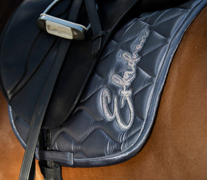 Eskadron – Tapis de selle Satin Essence 22/23 Dressage (DL) Darkolive (Vert olive)  | Sellerie Bucéphale