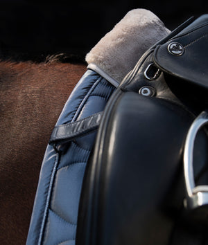 Eskadron – Tapis de selle Satin Essence 22/23 Dressage Poney (PD) Darkolive (Vert olive)  | Sellerie Bucéphale