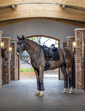 Le Mieux – Tapis de Dressage Suede Square LeMieux Noir Dressage  | Sellerie Bucéphale