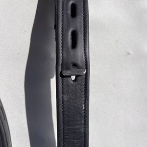 Étrivières en cuir noir Albion détail crochet | Sellerie Bucéphale